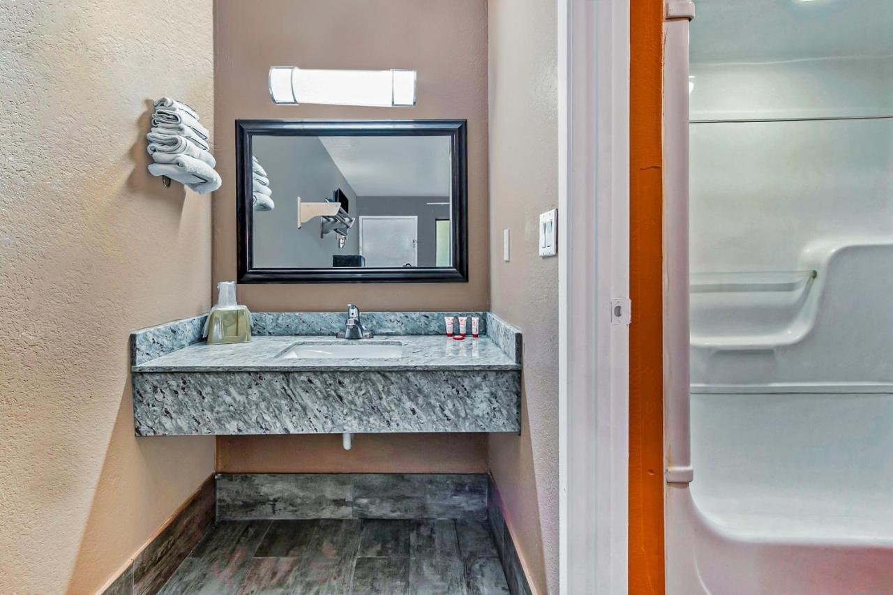 Oyo Hotel Lake Charles Hwy 10 Εξωτερικό φωτογραφία